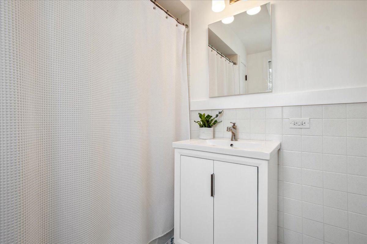 2429 Prospect Avenue Evanston, IL 60201 - Photo 20 of 31 a bathroom with a sink and a mirror