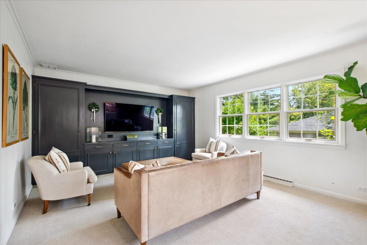 2429 Prospect Avenue Evanston, IL 60201 - Photo 6 of 31 a living room with furniture and a flat screen tv