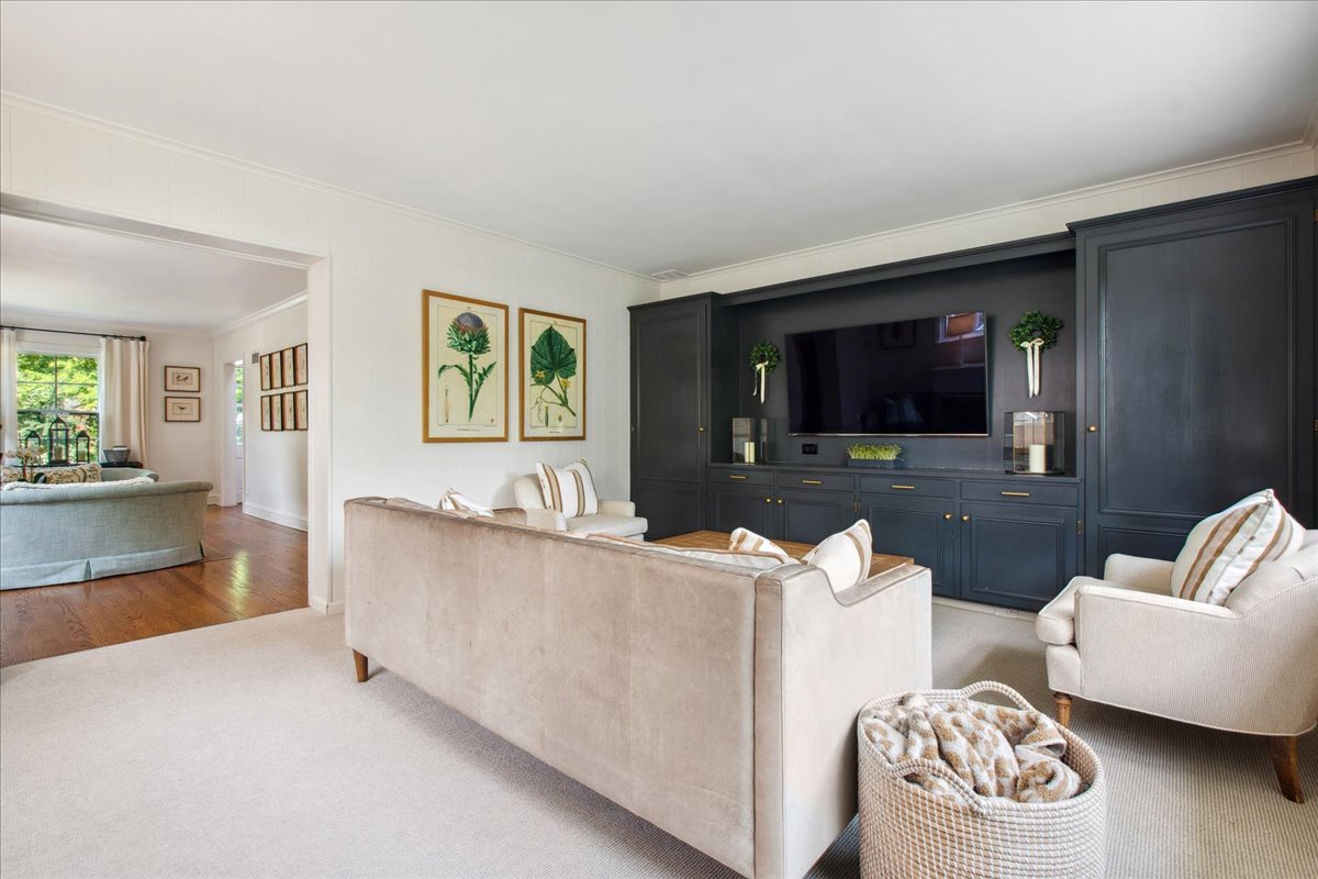 2429 Prospect Avenue Evanston, IL 60201 - Photo 8 of 31 a living room with furniture and a flat screen tv