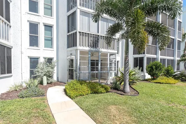 $1,900 | 4902 38th Way South, Unit 109, St. Petersburg, FL 33711