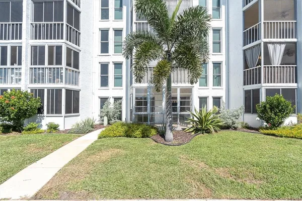 $1,900 | 4902 38th Way South, Unit 109, St. Petersburg, FL 33711