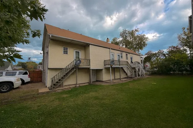 a view of a house with a yard