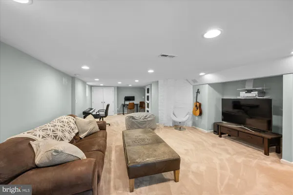 $2,099,000 | 6726 25th Street North, Arlington, VA 22213