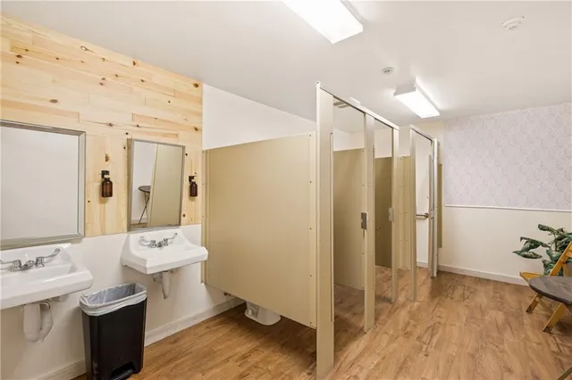 a view of a livingroom with furniture