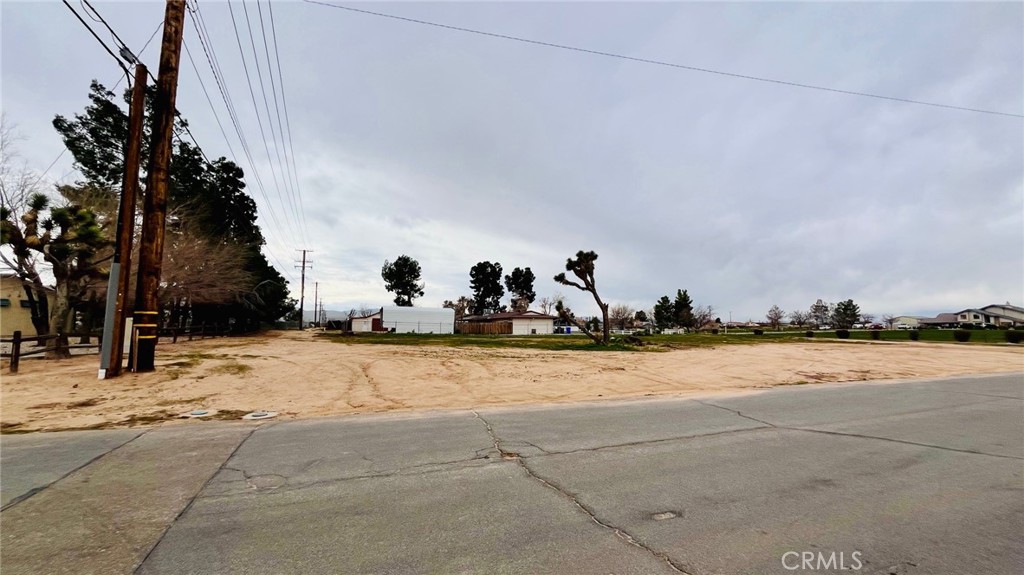 43431107 Kiowa Road Apple Valley, CA 92308 - Photo 11 of 16 a view of a terrace