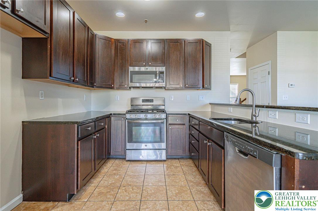 241 Snapdragon Way Allentown, PA 18104 - Photo 5 of 28