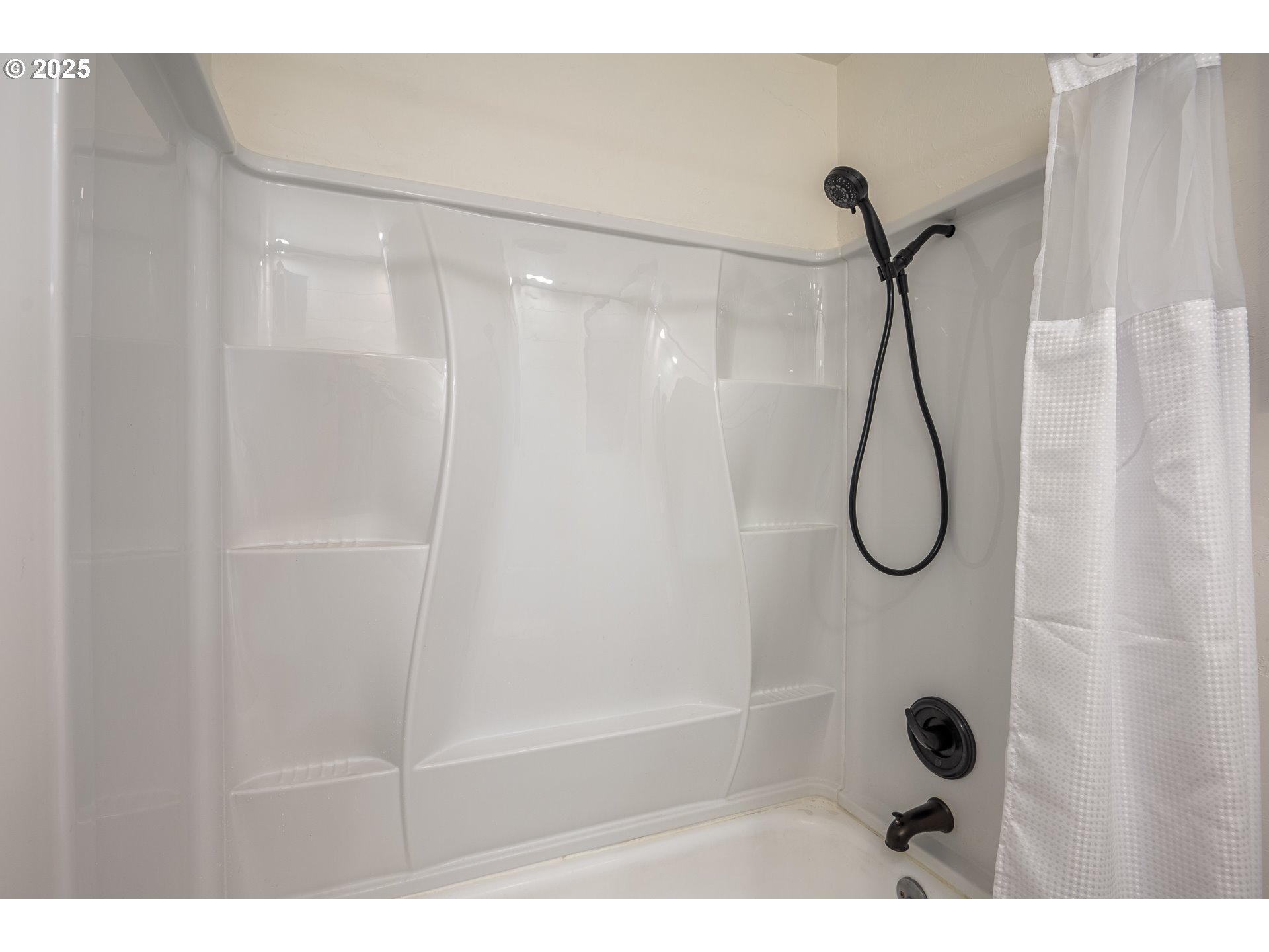 860 Maxwell Road Eugene, OR 97404 - Photo 14 of 30 Gallery Image 14