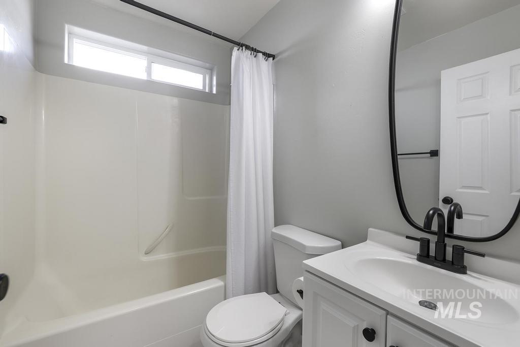 1393 Valencia Street Twin Falls, ID 83301 - Photo 11 of 44 Full bathroom featuring vanity and shower / bath combo with shower curtain
