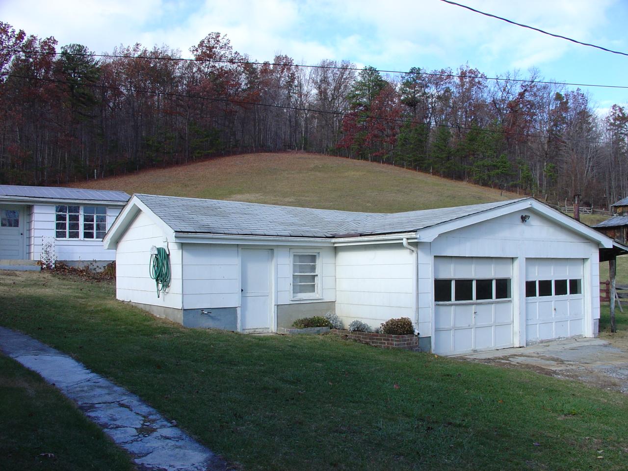 4463 Daugherty Road Salem, VA 24153 - Photo 3 of 18 a view of a yard in front of a house with a large tree