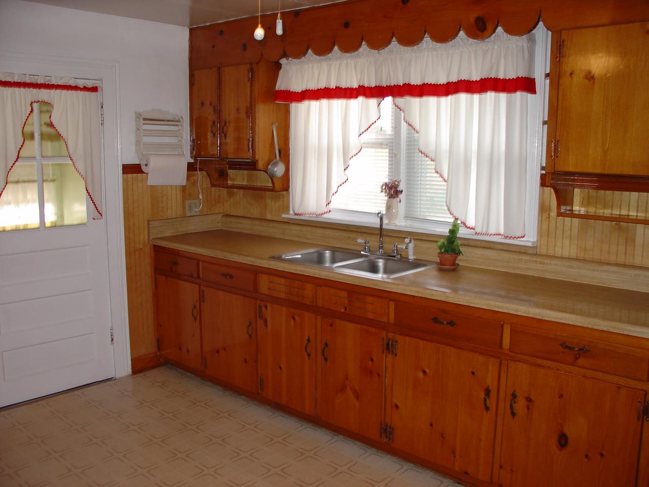 4463 Daugherty Road Salem, VA 24153 - Photo 7 of 18 a bathroom with a sink and a window