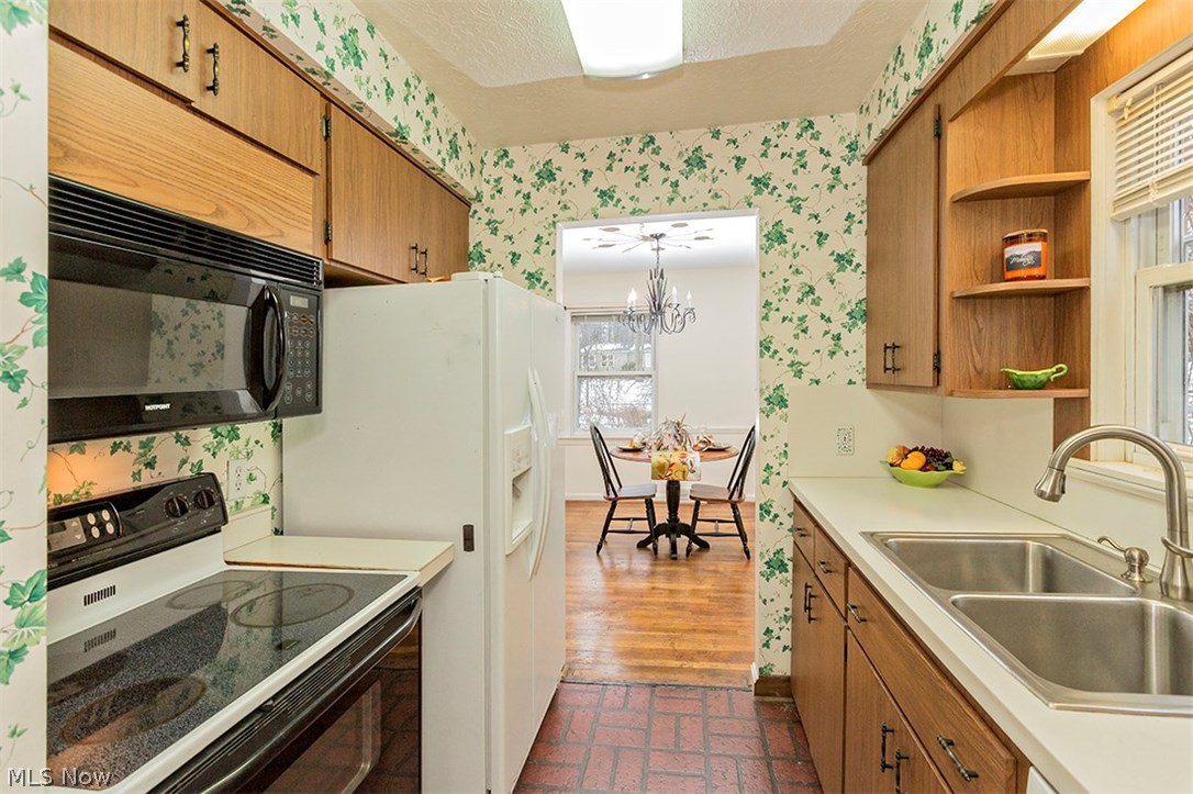 1772 Sunview Road Cleveland, OH 44124 - Photo 5 of 20