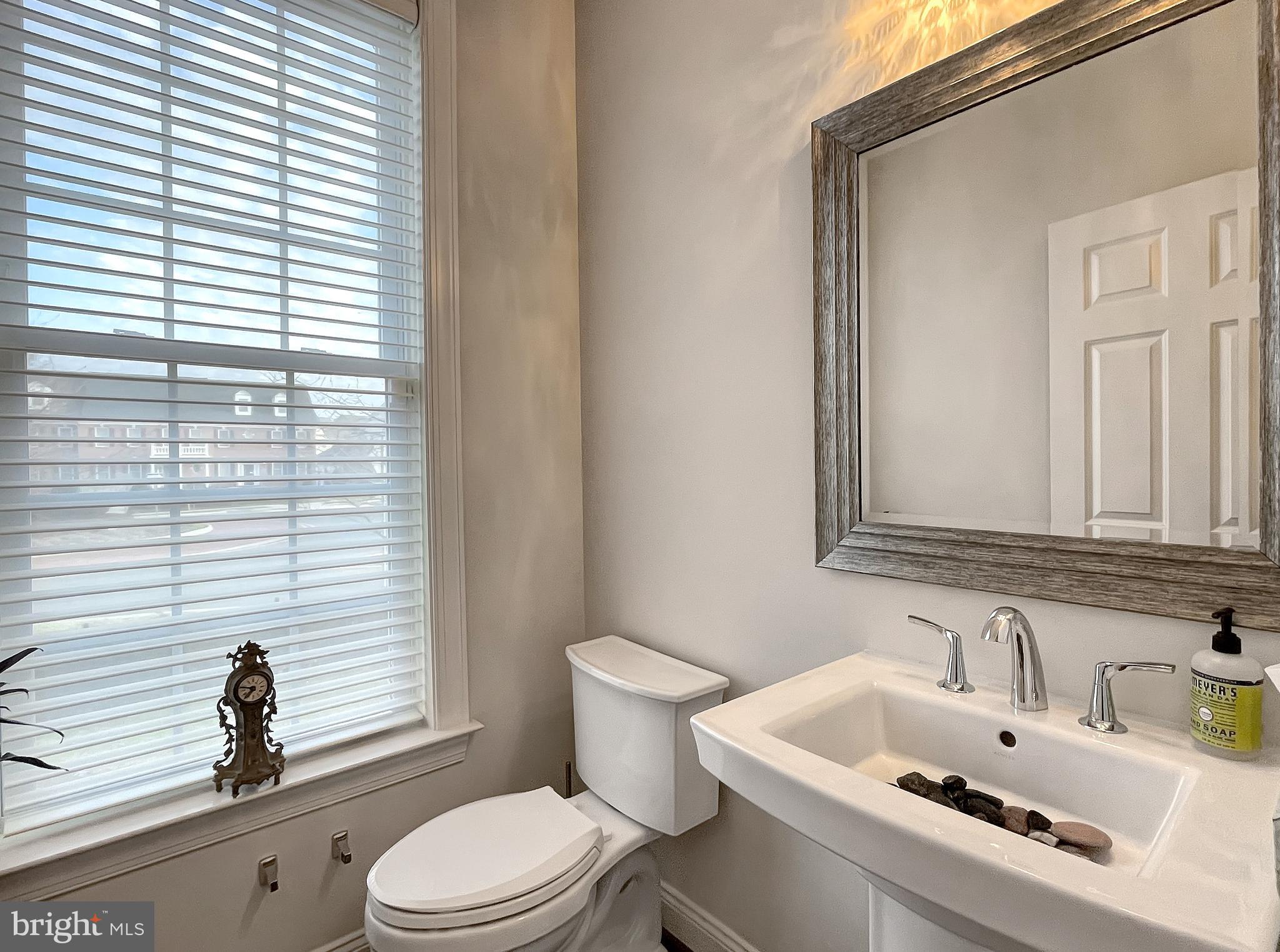 43080 Old Ryan Road Ashburn, VA 20148 - Photo 8 of 64 Main level Powder Room