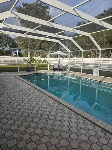 a view of a backyard