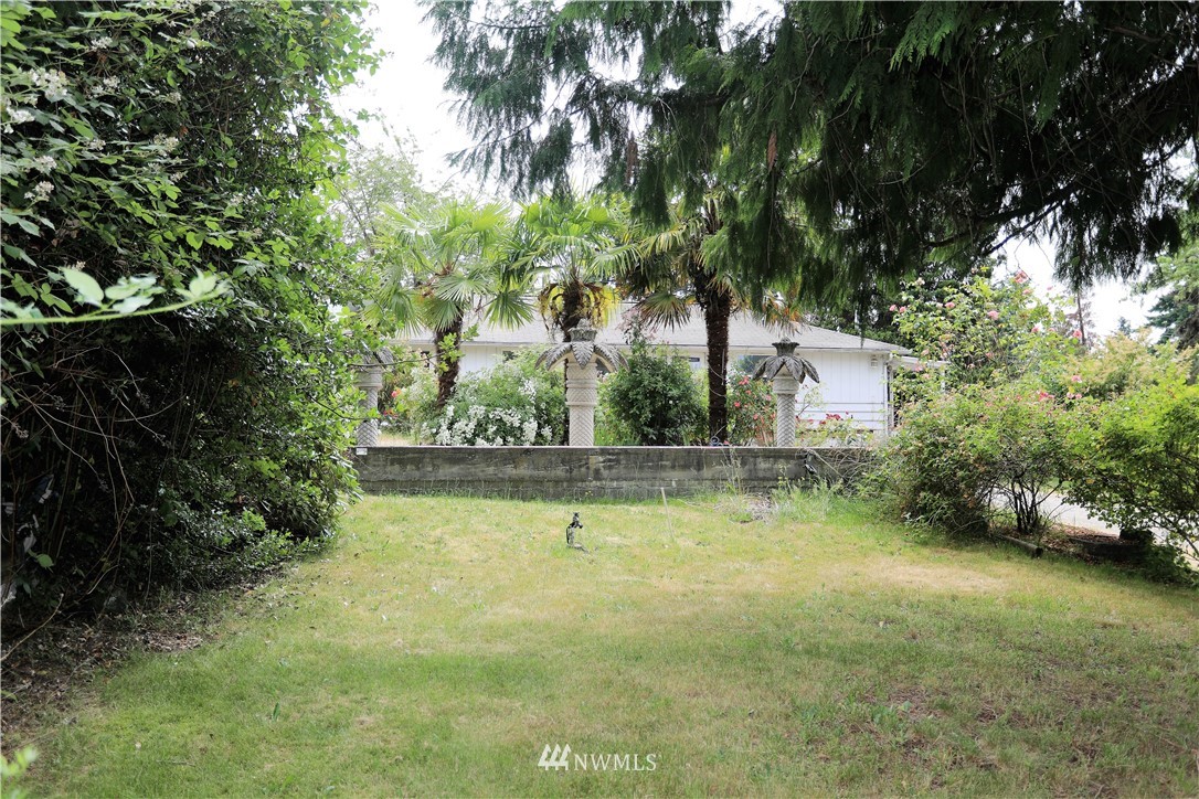 11204 Southeast Petrovitsky Road Renton, WA 98055 - Photo 25 of 37 a view of swimming pool with a yard
