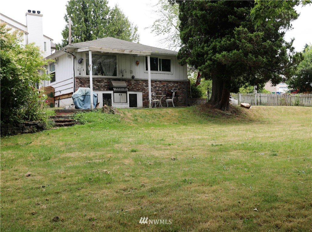 11204 Southeast Petrovitsky Road Renton, WA 98055 - Photo 26 of 37 a front view of a house with garden