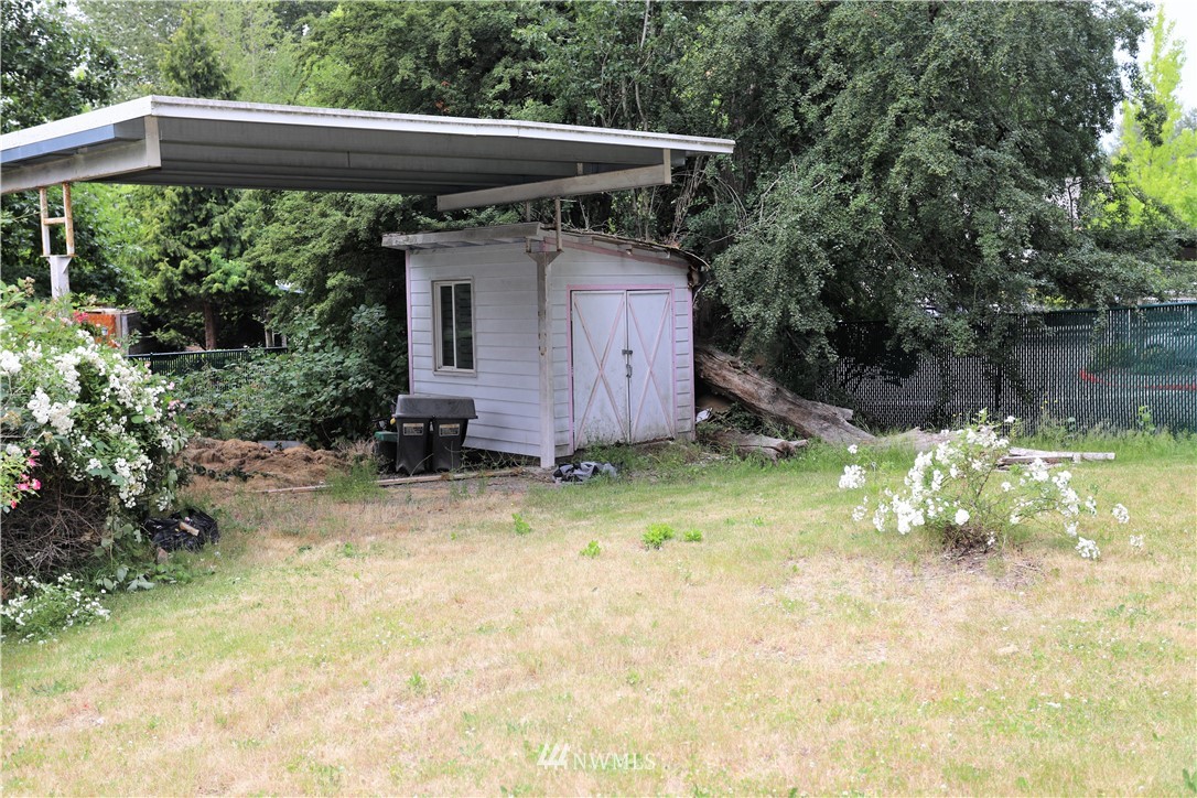11204 Southeast Petrovitsky Road Renton, WA 98055 - Photo 7 of 37 a backyard of a house with a yard table and chairs