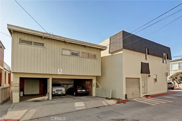 a view of a car garage of the house