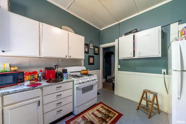 $107,000 | 609 West Armstrong Avenue, Peoria, IL 61606