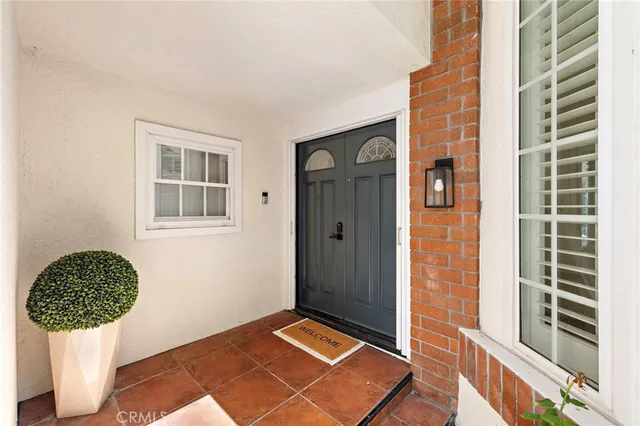 a view of entryway with bathroom