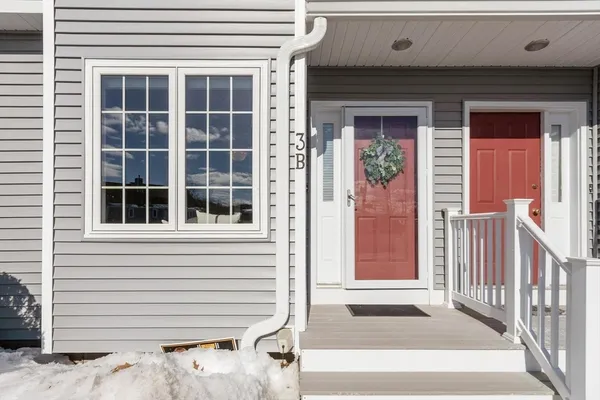 a view of entrance door of the house