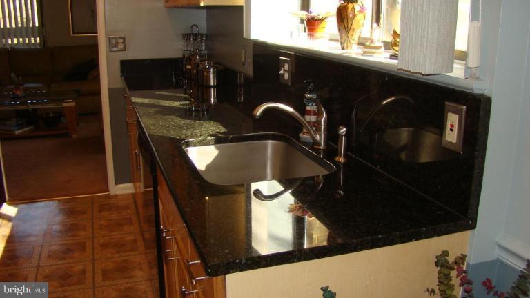11603 Windbluff Court Reston, VA 20191 - Photo 2 of 22 a bathroom with a sink and a mirror