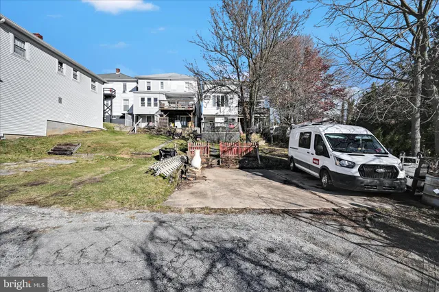 a view of a yard with car parked