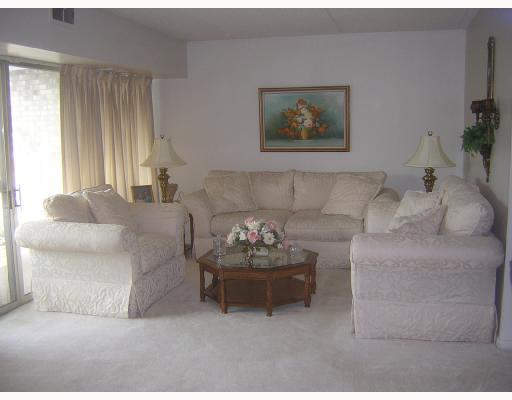 2120 Greentree Road, Unit 302E Pittsburgh, PA 15220 - Photo 2 of 6 Living Room.