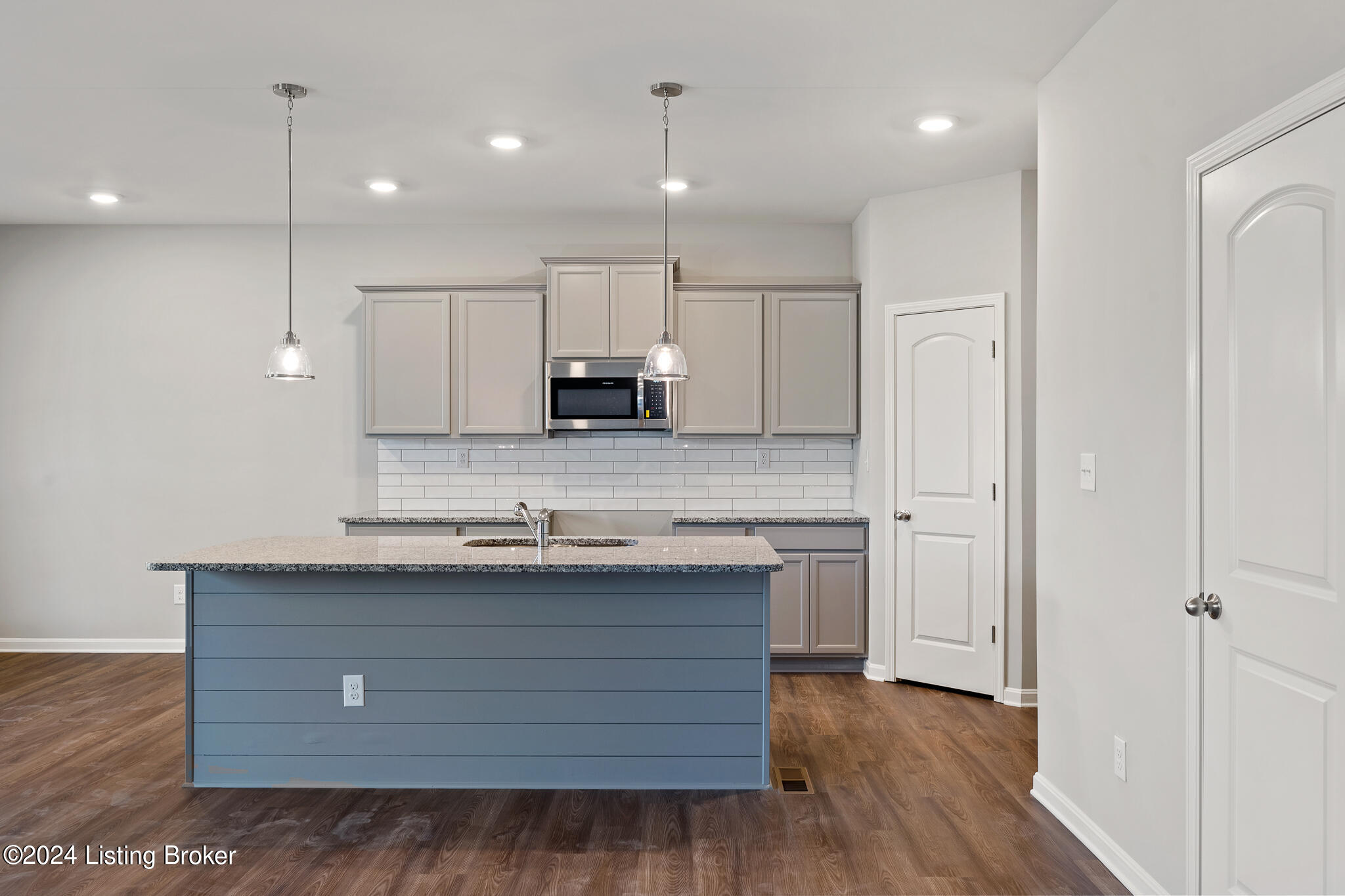 8422 Gateway Run Road Louisville, KY 40229 - Photo 8 of 27 8422 Gateway Rn Rd-10