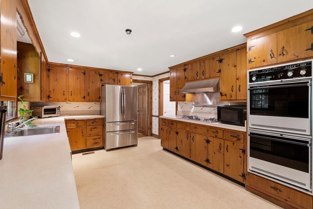 81 Draper Road Wayland, MA 01778 - Photo 11 of 39