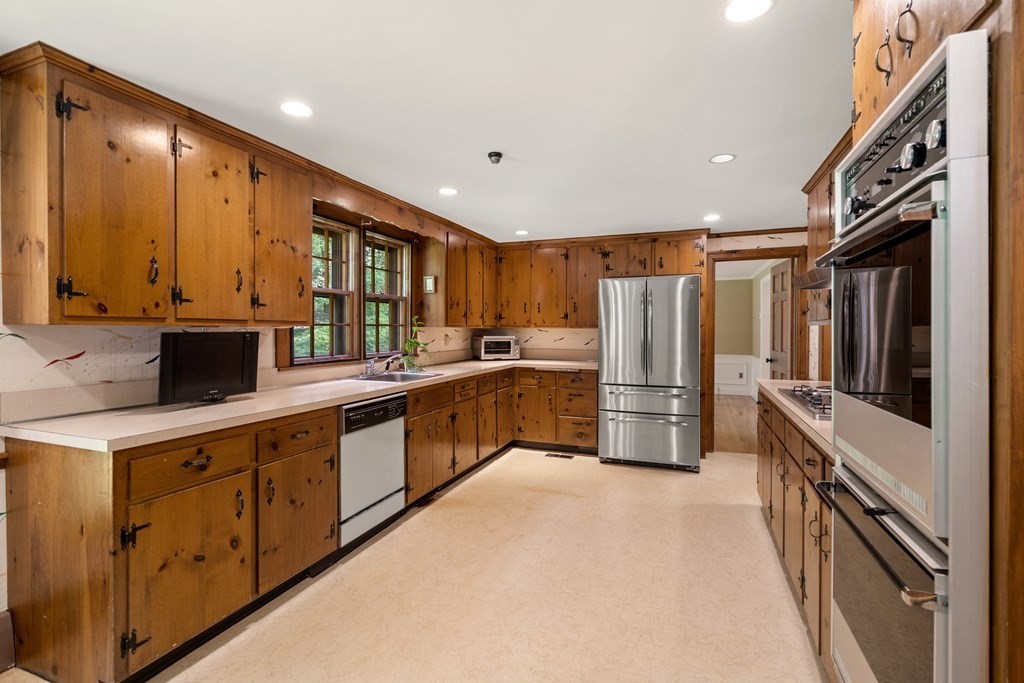 81 Draper Road Wayland, MA 01778 - Photo 12 of 39