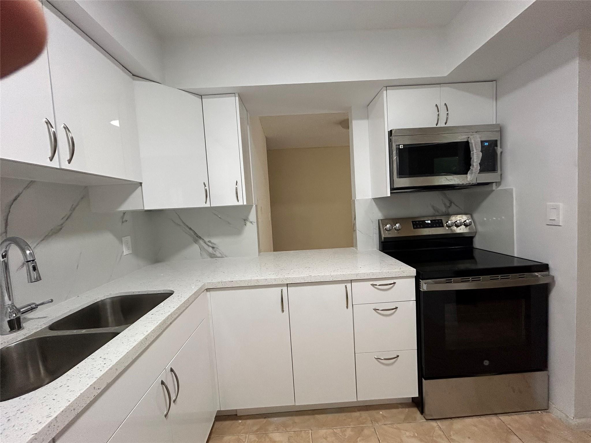 7625 Southwest 10th Street North Lauderdale, FL 33068 - Photo 4 of 20 Photo 4