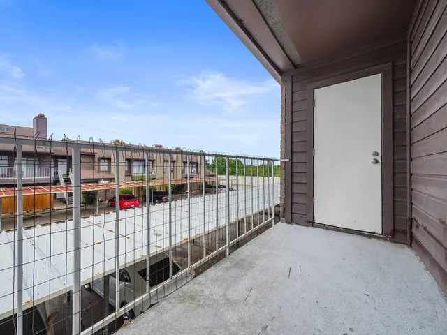 a view of livingroom with furniture