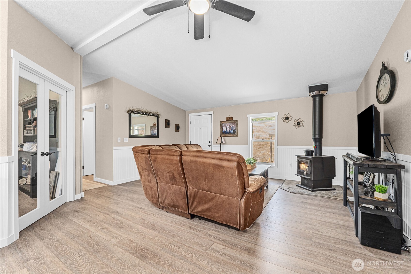 4562 Lessig Road, Unit A Hunters, WA 99137 - Photo 5 of 34 a living room with furniture and a flat screen tv