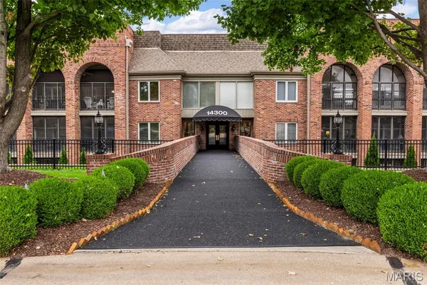 $325,000 | 14300 East Conway Meadows Court, Unit 202, Chesterfield, MO 63017