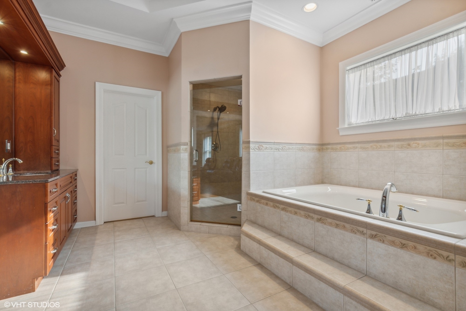 41 Scott Loop Highland Park, IL 60035 - Photo 22 of 50 a bathroom with a tub sink and mirror
