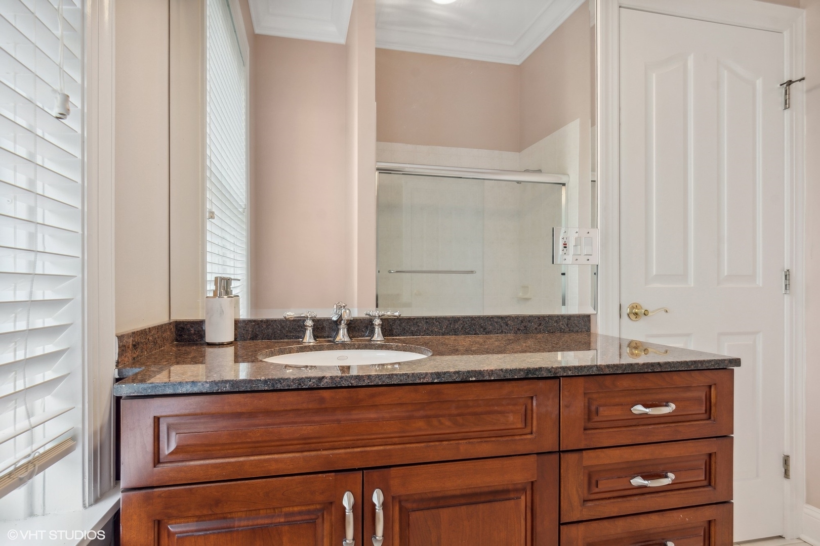 41 Scott Loop Highland Park, IL 60035 - Photo 28 of 50 a bathroom with a granite countertop sink and a mirror