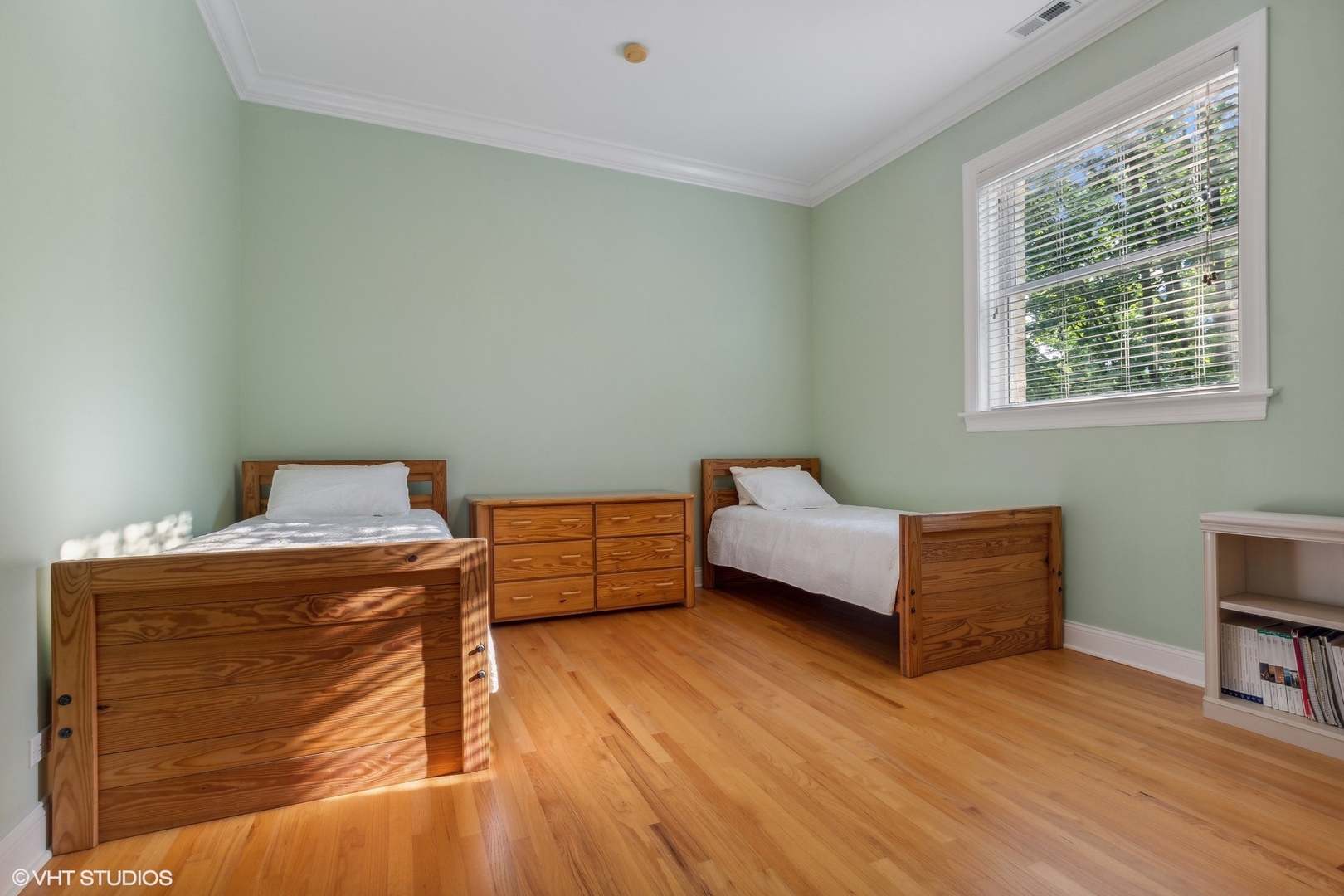 41 Scott Loop Highland Park, IL 60035 - Photo 29 of 50 a bedroom with a bed and a chair
