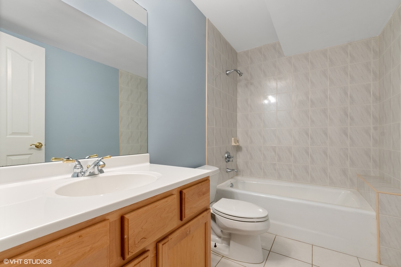 41 Scott Loop Highland Park, IL 60035 - Photo 38 of 50 a bathroom with a sink a toilet and shower