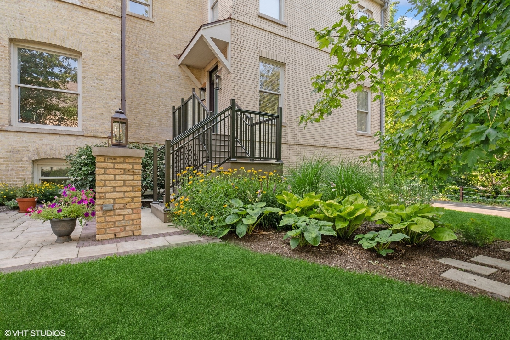 41 Scott Loop Highland Park, IL 60035 - Photo 40 of 50 a view of a house with a garden and plants