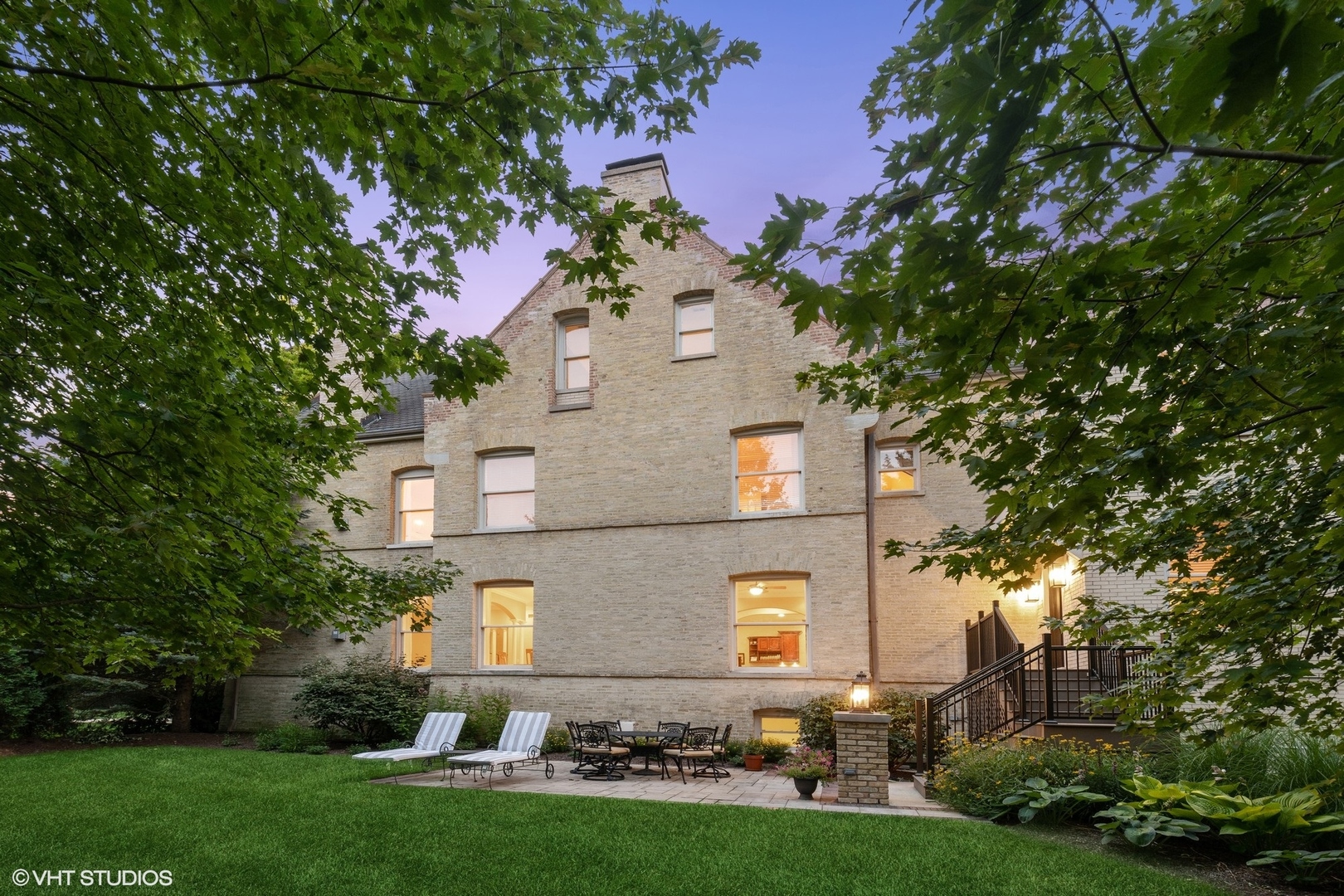 41 Scott Loop Highland Park, IL 60035 - Photo 42 of 50 a front view of a house with garden