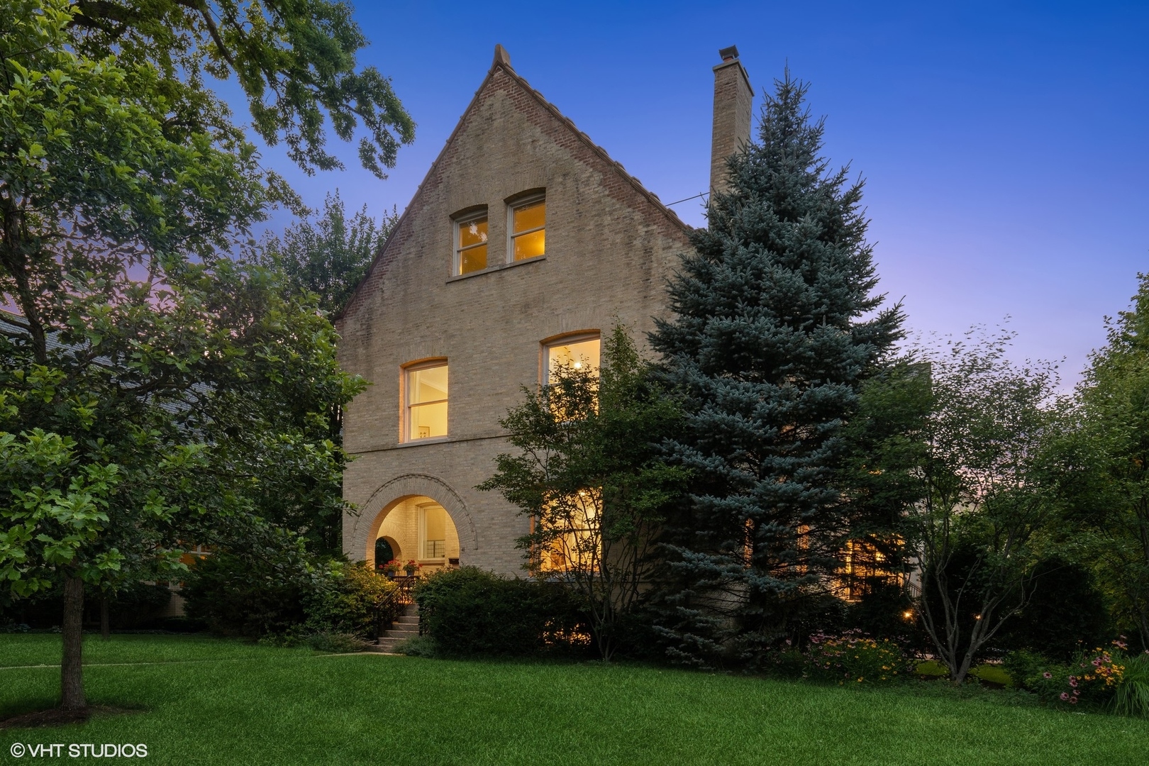 41 Scott Loop Highland Park, IL 60035 - Photo 44 of 50 a front view of a house with garden