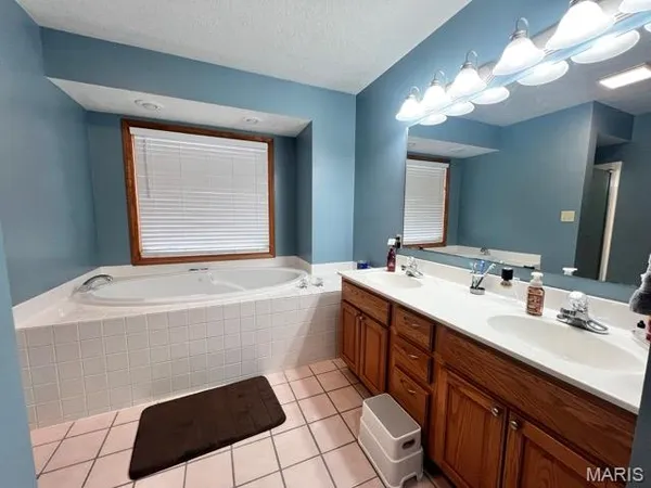 $365,000 | 10 Hibiscus Lane, Hannibal, MO 63401