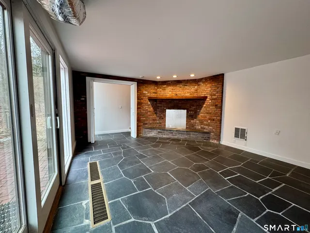 $3,700 | 860 Oakwood Road, Orange, CT 06477