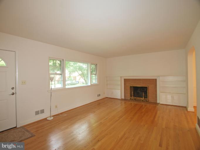11528 Colt Terrace Silver Spring, MD 20902 - Photo 2 of 24 Living Room