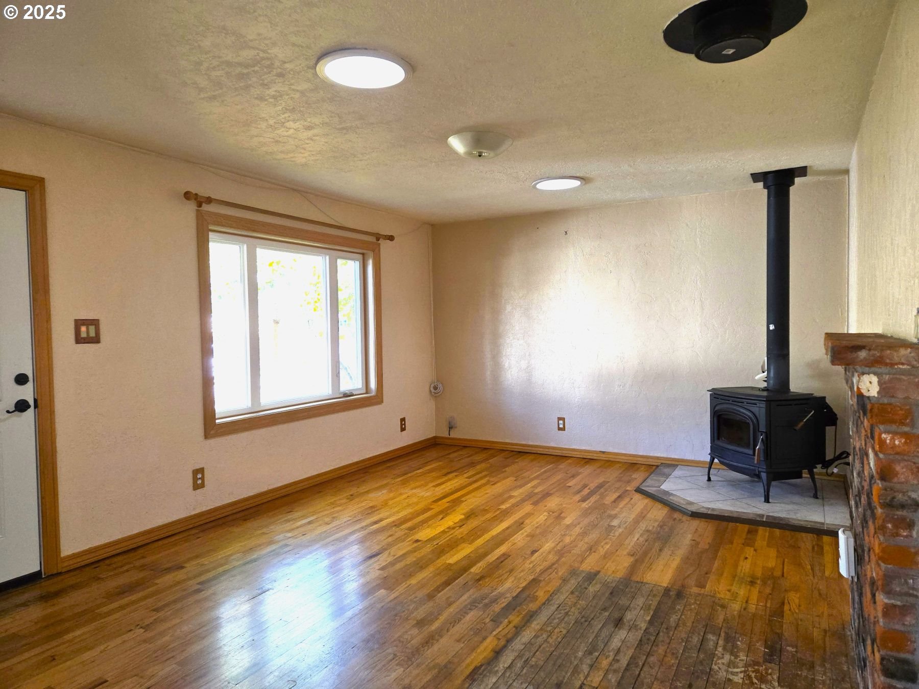 212 Northwest 5th Avenue John Day, OR 97845 - Photo 17 of 38 a view of livingroom with furniture and window