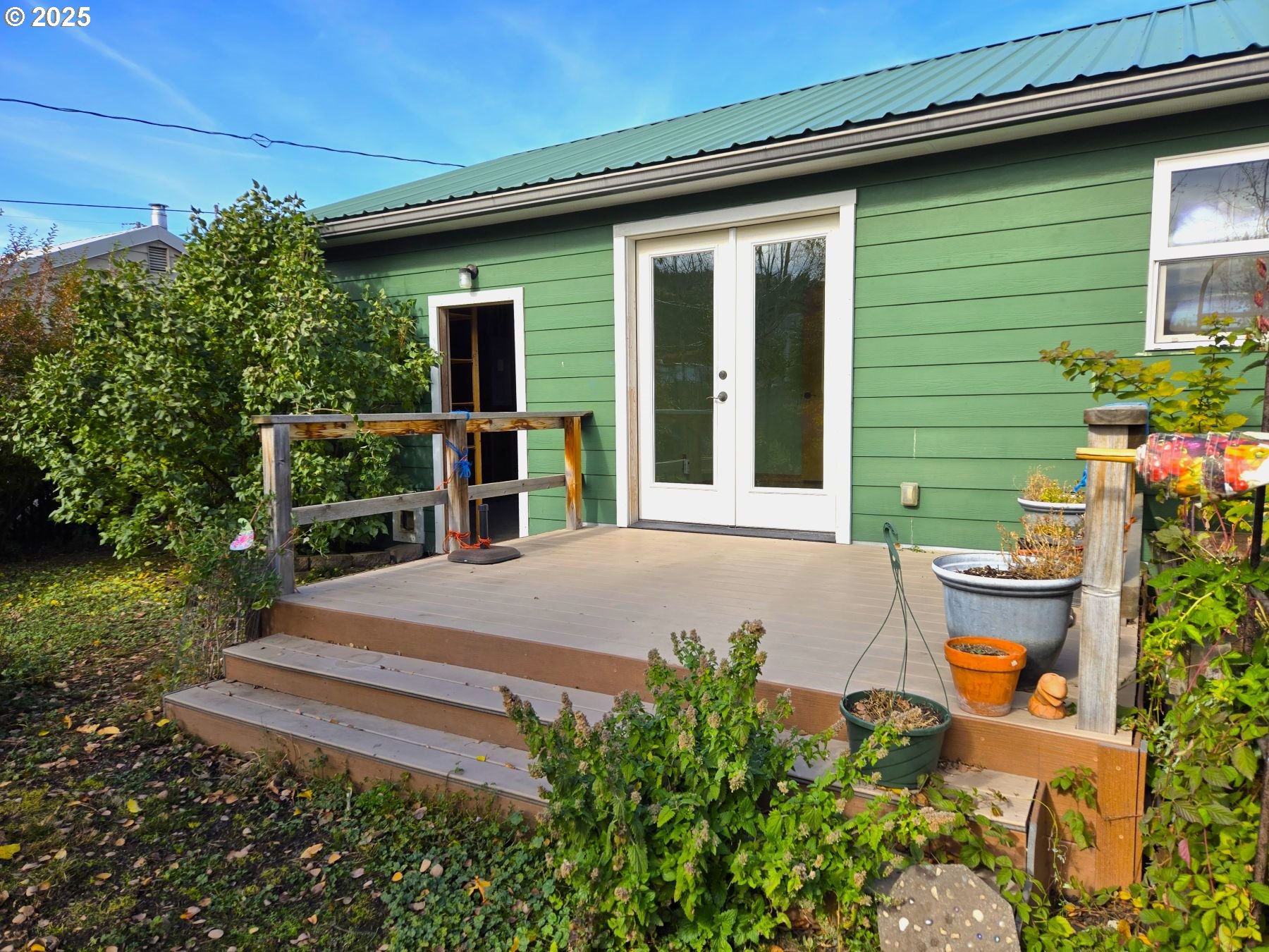212 Northwest 5th Avenue John Day, OR 97845 - Photo 2 of 38 a front view of a house with garden