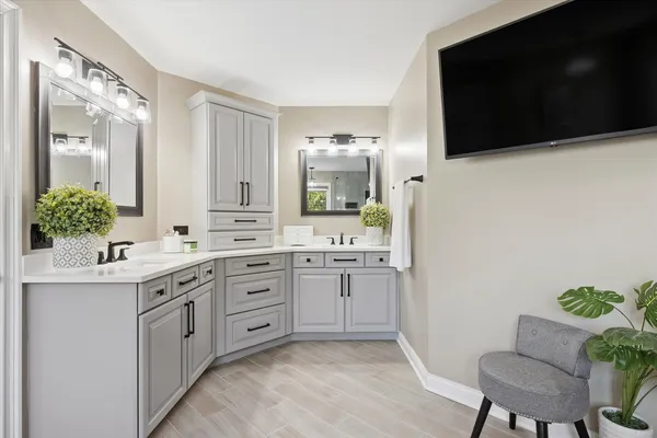 $775,000 | 808 Wedgewood Drive, Crystal Lake, IL 60014