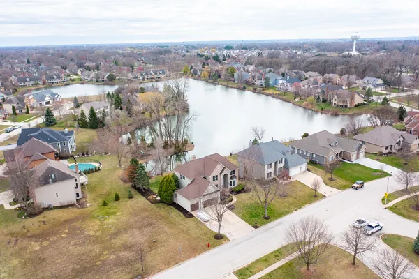$775,000 | 808 Wedgewood Drive, Crystal Lake, IL 60014