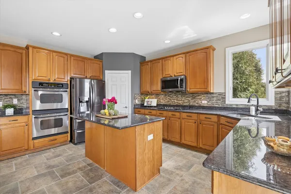 $775,000 | 808 Wedgewood Drive, Crystal Lake, IL 60014
