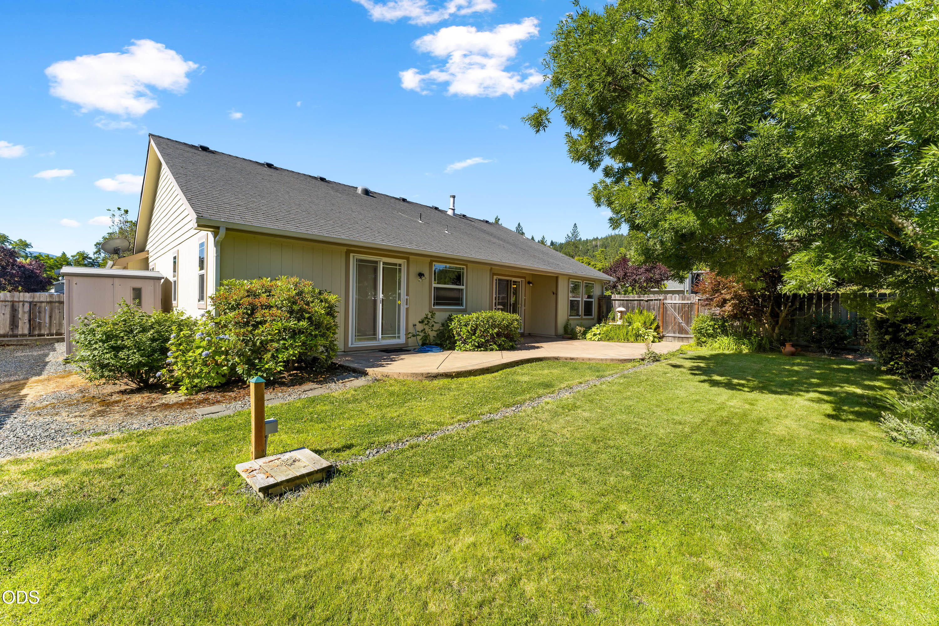 2690 Trinity Way Grants Pass, OR 97527 - Photo 4 of 30